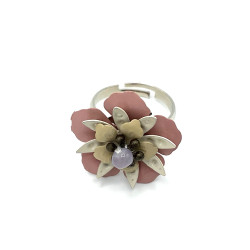 Bague composée d'une fleur émaillée