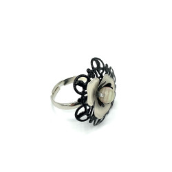 Bague composée d'une fleur émaillée