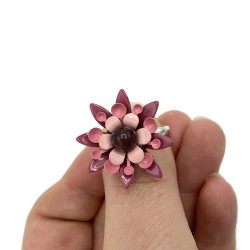 Bague composée d'une fleur émaillée