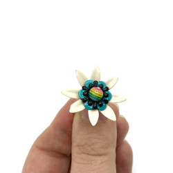 Bague composée d'une fleur émaillée