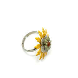 Bague composée d'une fleur émaillée