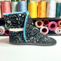 Chaussons forme bottes – personnalisables – tissu & cuir