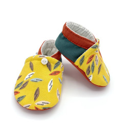 Chaussons bébé Emile jaune feuilles d'arbre graphiques - Dont Forget Melanie