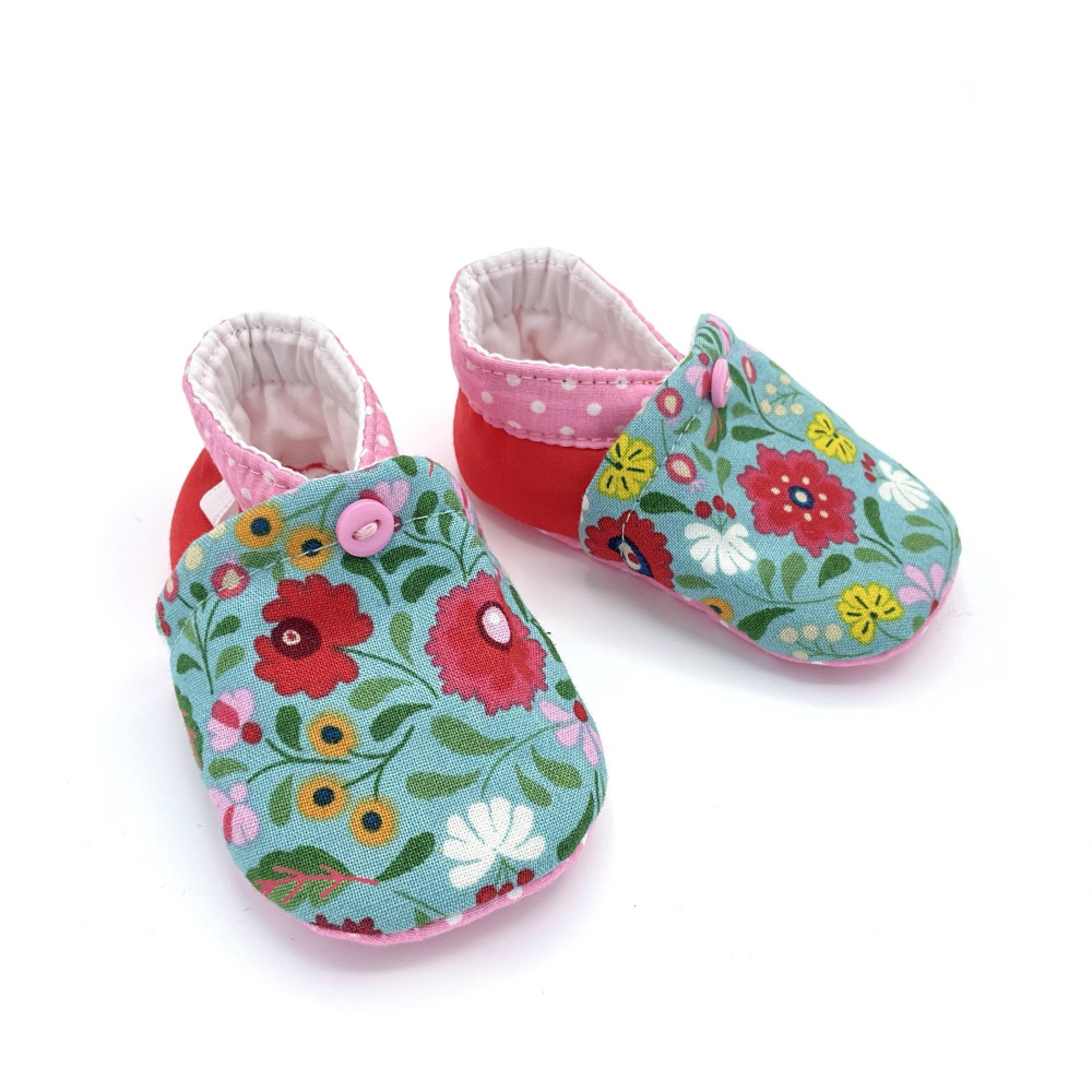 Chaussons bébé imprimés de fleurs