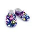 Chaussons bébé imprimés de fleurs colorées