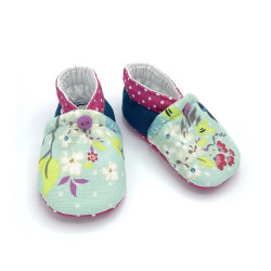 Chaussons bébé imprimés de fleurs et branchages