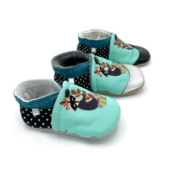 Chaussons enfant bébé Gus tissu noir vert paresseux raton laveur - Dont Forget Melanie