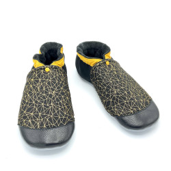 Chaussons en cuir souple aux motifs graphiques dorés