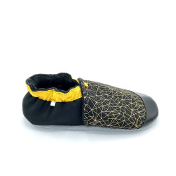 Chaussons en cuir souple aux motifs graphiques dorés