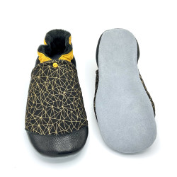 Chaussons en cuir souple aux motifs graphiques dorés